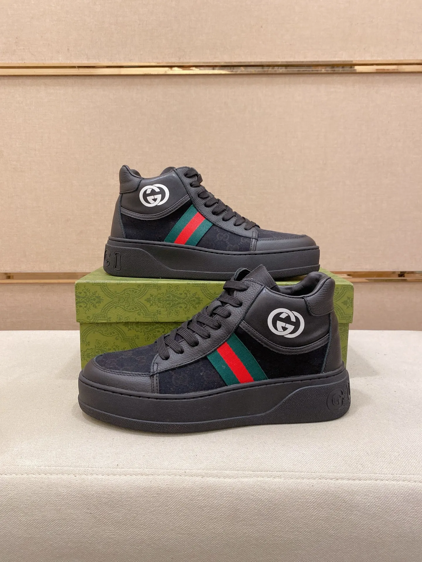 Factory price: 442💰 (GUCCI) The latest model from the official website🎁🎁Casual and fashionable men's shoes👟, hot style💥The style is simple and elegant, exclusive for trendy men. Unique official website's latest brand elements👑original Gucci decoration, fashionable and generous, the fabric is original cowhide ✅sheepskin lining, the official website specifies wear-resistant casual outsole, the classic model is taken in kind at the counter🎬38-44 (can be customized for 45 non-refundable)